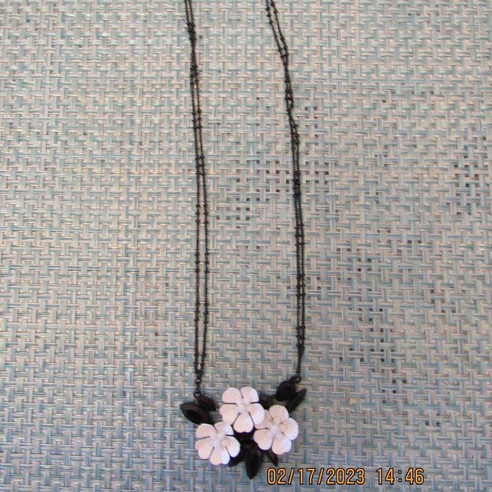 Dramatic Floral Necklace – Black Leaves Framing White Flowers
